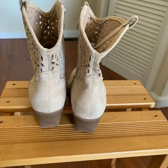 TOP Moda Beige Western Ankle Boots with cutout design, and side zipper - Picture 3 of 5